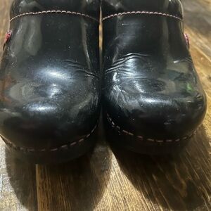 Dansko 37‎ Black Pink Patent Leather Breast Cancer Awareness Ribbon Clogs 6.5/7
